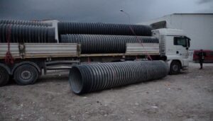 santiyede calisirken uzerine 750 kilo plastik borudustu DqGIa9Qy.jpg